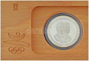 Spanyolország 1990. 2000P Ag "Nyári Olimpia 1992 Barcelona - Barcelona'92 logó" fa dísztokban, tanúsítvánnyal T:PP Spain 1990. 2000 Pesetas Ag "1992 Summer Olympics, Barcelona - Barcelona'92 logo" in wooden display case, with certificate C:PP Krause KM#859