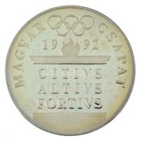 1990. "Magyar Csapat 1992 - CITIVS, ALTIVS, FORTIVS / Öttusa" a Barcelonában rendezett nyári Olimpia alkalmából készült, jelzetlen Ag emlékérem kapszulában, eredeti dísztokban, sorszámozott "2134" tanúsítvánnyal. Szign.: Papp László (31,18g/0,925/42,5mm) T:UNC (eredetileg PP) patina