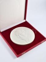 Meissen Wilhelm Pieck plakett, jelzett, dobozában, d: 15 cm