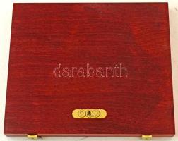 Fa éremtartó kazetta, 12 férőhellyel, használt, de jó állapotban