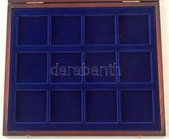 Fa éremtartó kazetta, 12 férőhellyel, használt, de jó állapotban