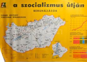 1975 A szocializmus útján, beruházások, propaganda plakát Magyarország és Budapest térképpel, papír, Kartográfiai Vállalat, kiadja MSZMP KB Agitprop Osztálya, feltekerve, 67×97 cm