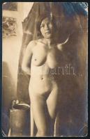 ca 1920 Akt fotó, fotólap szélén kopásokkal