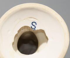 Sitzendorf távolba néző hölgy. Jelzett, kézzel festett, alja gyári hibás, m: 18 cm