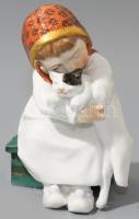 cca 1905-1915 Meissen "Hentschelkind" macskát puszilgató gyermek figura, terv: Konrad Hentschel, kézzel festett, jelzett, macska lábai sérültek, m: 12 cm