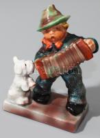 1925-1952 Porzellanfabrik Arno Fischer kutyával harmonikázó férfi, jelzett, kutya füle sérült, m: 11 cm