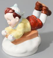 Royal Dux Konigova szánkózó fiú, jelzett: Konigova, kézzel festett, hibátlan, 12x10 cm