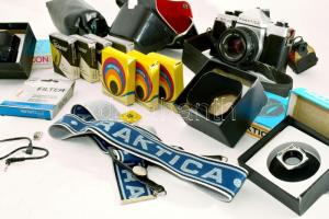 Praktica MTL 50 fényképezőgép Pentacon auto 1.8/50 objektívvel, hozzá tokban Vivitar Series 1 objekt...