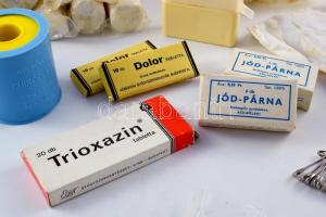 cca 1970 Egészségügyi rajtáska, valószínűleg úttörők által, hadijáték kellékeként használt elsősegél...