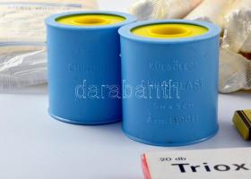 cca 1970 Egészségügyi rajtáska, valószínűleg úttörők által, hadijáték kellékeként használt elsősegél...