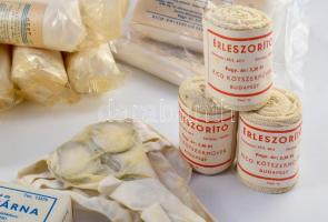 cca 1970 Egészségügyi rajtáska, valószínűleg úttörők által, hadijáték kellékeként használt elsősegél...