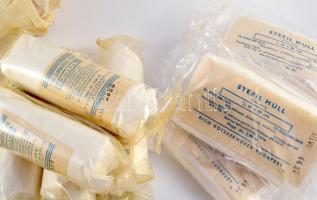 cca 1970 Egészségügyi rajtáska, valószínűleg úttörők által, hadijáték kellékeként használt elsősegél...