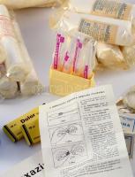 cca 1970 Egészségügyi rajtáska, valószínűleg úttörők által, hadijáték kellékeként használt elsősegél...