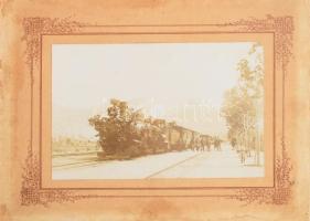 Katonák álcázott mozdonnyal a vasútállomáson, cca 1915, kartonra ragasztva, 8x11 cm