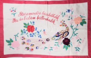 Kézzel hímzett gyermek falvédő, "Pávamadár büszkélkedik, az én babám hütlenkedik" felirattal, 48x74 cm