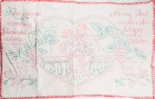 Kézzel hímzett konyhai falvédő, "Aki engem szeretne feleségül venne, amig élne mindörökké boldog ember lenne" felirattal, 46x70 cm