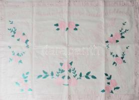 Kézzel hímzett konyhai falvédő, "Mikor egy mosolynak ezer könny a vége, nem kell a boldogság, csak a csöndes béke" felirattal, 50x75 cm