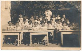 Marosvásárhely, Targu Mures; gyerekek az óvodában / children in the nursery. Szabó photo (b)