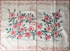 Kézzel hímzett konyhai falvédő, "Nem a nyárral lettem, rózsafán teremtem, Piros pünkösd napján hajnalán születtem" felirattal, 52x72 cm