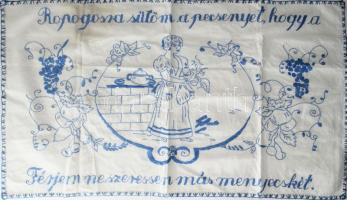 Kézzel hímzett konyhai falvédő, "Ropogósra sütöm a pecsenyét, hogy a férjem ne szeressen más menyecskét" felirattal, 43x72 cm