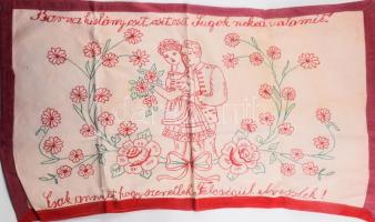 Hímzett fali terítő, "Barna kislány csit csit csit, Sugok neked valamit, Csak annyit hogy szeretlek, Feleségül elveszlek" felirattal, 45x80 cm