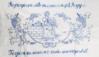 Kézzel hímzett konyhai falvédő, "Ropogósra sütöm a pecsenyét, hogy a férjem ne szeressen más menyecskét" felirattal, 46x74 cm