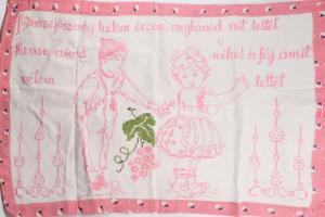 Kézzel hímzett konyhai falvédő, "Visszajösz még, tudom érzem, megbánod mit tettél vélem, Ha van szíved néked is fáj, amit tettél vélem" felirattal, 51x76 cm