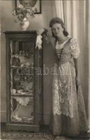 1940 Rum, helyi szépség magyaros ruhában, nagypolgári szoba belső. photo (fl)