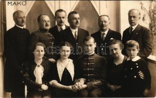 1907 Makó, családi csoportkép tisztekkel. Bolygó Sándor fényképészeti műterem felvétele, photo