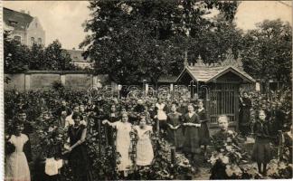 Temesvár, Timisoara; Józsefváros, Iskola Nővérek Intézete, kerti részlet / Iosefin, girl school, garden - képeslapfüzetből / from postcard booklet