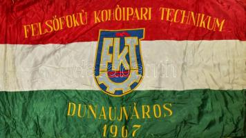 1967 Felsőfokú Kohóipari Technikum Dunaújváros. nagy méretű nemzetiszín műselyem kommunista zászló 1...