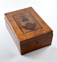 Nemesi címeres festett fa doboz XIX. sz. kulcs nélkül, 20x28 cm, benne még egy kisebb méretű festett fa doboz