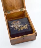 Nemesi címeres festett fa doboz XIX. sz. kulcs nélkül, 20x28 cm, benne még egy kisebb méretű festett...