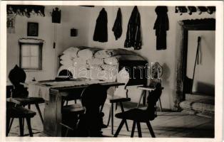 1942 Székelyföld, Tinutul Secuiesc; székely szoba belső, erdélyi folklór / Transylvanian Secui folklore, room interior
