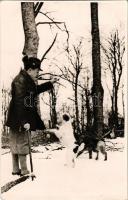 1936 Mátra, Kékestető, Kékes szálló a Mátrában, séta a kutyákkal télen. Foto Seidner Budapest photo (vágott / cut)