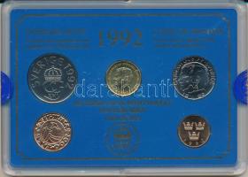 Svédország 1992. 50ö - 10K (4xklf) forgalmi sor + verdei emlékzseton, műanyag tokban T:UNC Sweden 1992. 50 Öre - 10 Kronor (4xdiff) coin set + commemorative Mint token, in plastic case C:UNC