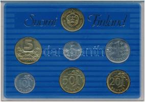 Finnország 1988. 5p - 5M (6xklf) forgalmi sor + verdei emlékzseton, műanyag tokban, leírással T:UNC Finland 1988. 5 Penniä - 5 Markkaa (6xdiff) coin set + commemorative mint token, in plastic case, with description C:UNC
