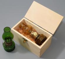 2 kis petróleumlámpa, egyik fa dobozban, m: 9,5 cm