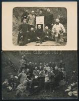 1931 Ózd, szabadban italozó társaság + vasutas tisztek csoportképe céltáblánál (házi céllövő verseny?), 2 db fotólap, az egyik hátoldalon dedikációval, 9x14 cm