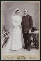 cca 1900 Esküvői portré, kabinetfotó Schmidt Ede budapesti műterméből, díszes verzóval, 16,5x11 cm