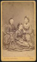 cca 1865 Három elegáns hölgy (anya, lánya és nagymama?) portréja, vizitkártya Goldstein és Szerdahelyi budai műterméből, 10x6 cm
