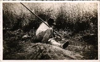 Székelyudvarhely, Odorheiu Secuiesc (?); kaszáját kalapáló munkás / peasant. Kováts photo (Rb)