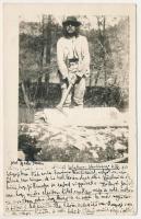 Zalatna, Zlatna; favágó, teknőkészítő. A felvételt Gyalui Farkas (1866-1952) kolozsvári író, irodalomtörténész készítette Zalatna és Abrudbánya között, lányának Gyalui Ilonának (1894-1944) küldött saját kezű levelével és aláírásával / lumberjack, tub maker. The photo was taken by Farkas Gyalui litterateur, writer around Zlatna and Abrud, and sent to his daughter, Ilona Gyalui. photo (EK)