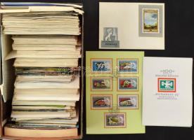 Hagyaték: pár száz bélyegzett és bélyegzés nélküli FDC, emléklapok + néhány száz főleg futott modern képeslap hozzá régi bélyegkatalógus, bélyegcsipesz stb nagy cipős dobozban