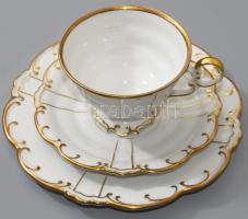 cca 1935 Porzellanfabrik Graf von Henneberg egyszemélyes reggeliző készlet, csésze alátéttel és desszertes tányér. Jelzett, minimális kopással, d: 19,5 cm