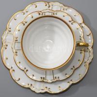 cca 1935 Porzellanfabrik Graf von Henneberg egyszemélyes reggeliző készlet, csésze alátéttel és dess...