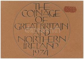 Nagy-Britannia 1974. 1/2p-50p (6xklf) hivatalos forgalmi sor lezárt dísztokban, borítékban + "1974. Elizabeth R / Royal Mint" verdei zsetonnal T:PP Great Britain 1974. 1/2 New Penny - 50 New Pence (6xdiff) official coin set in sealed case, in envelope + with "1974. Elizabeth R / Royal Mint" jeton C:PP