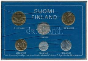 Finnország 1983. 5p-5M (6xklf) forgalmi sor műanyag tokban T:AU, kis patina, repedt tok Finland 1983. 5 Pennia - 5 Markkaa (6xdiff) coin set in plastic case C:AU, small patina, cracked case
