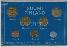 Finnország 1977. 1p-5M (7xklf) forgalmi sor műanyag tokban T:UNC, repedt tok Finland 1977. 1 Penni - 5 Markkaa (7xdiff) coin set in plastic case C:UNC, cracked case