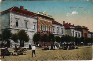 Karcag, Fő tér, piac, étterem és kávéház. Vasúti levelezőlapárusítás 244. (EB)